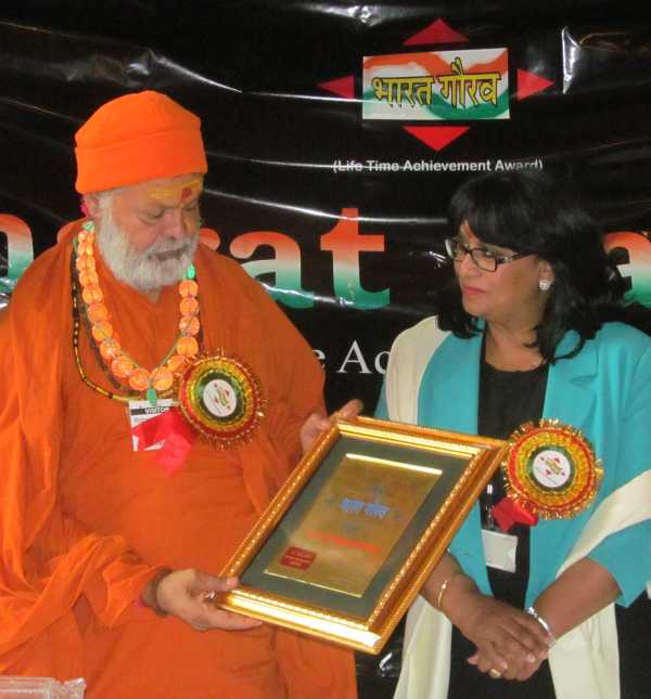 Swami-Maheshwarananda-gets-Bharat-Gaurav-award
